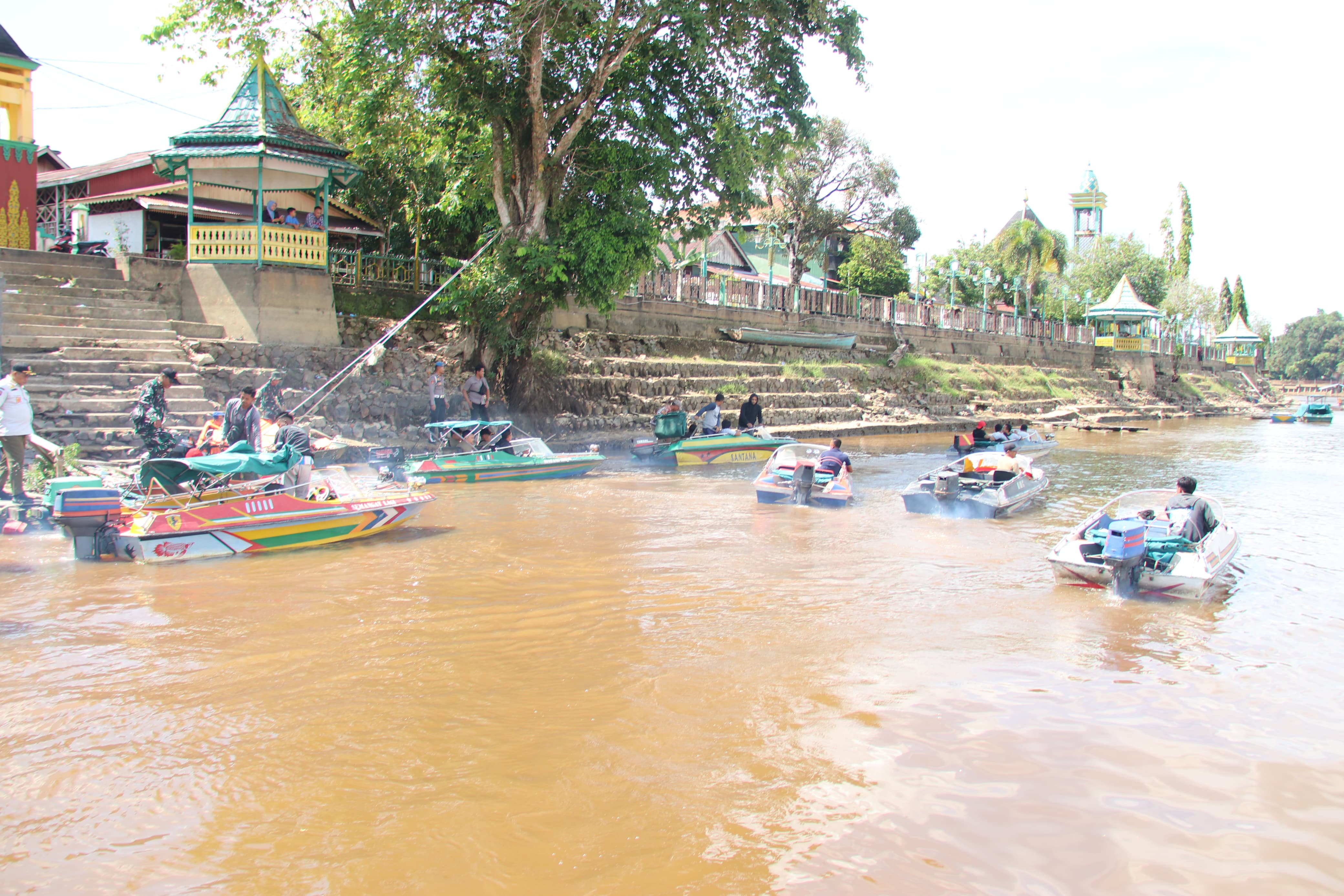 Aparat gabungan Polres Sanggau dan TNI menyusuri perairan Sungai Kapuas guna menertibkan penambangan emas ilegal.
