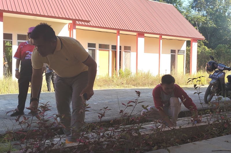 Wakil Bupati Landak Erani bersama sejumlah OPD, serta pegawai di lingkungan Pemda Landak, saat membersihkan lingkungan dalam program Jumat Bersih.
