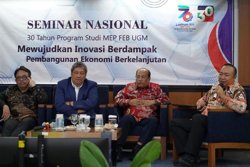Bupati Ketapang, Alexander Wilyo, menyampaikan materi pada seminar nasional di UGM Yogyakarta, Jumat (13/6).