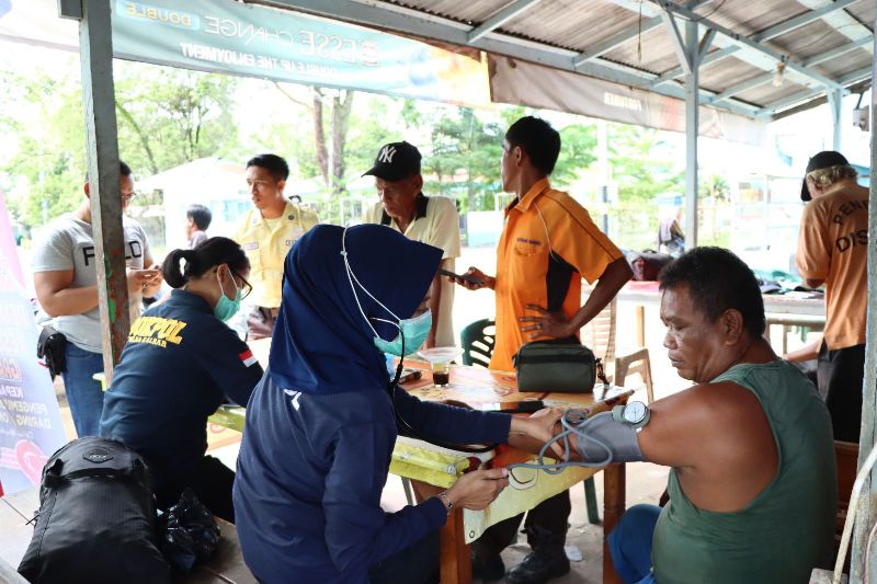 Anggota Sidokkes Polres Ketapang mengecek kesehatan buruh di Pelabuhan Sukabangun, Rabu (11/6).