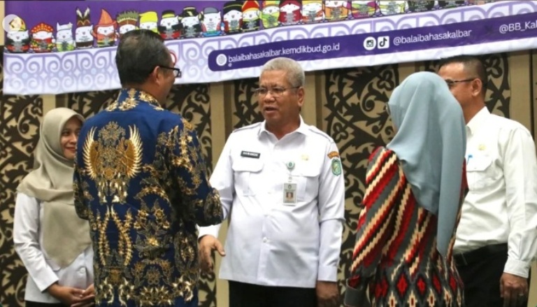 Sekda Kalbar Harisson membuka Rapat Koordinasi Antarinstansi sebagai bagian dari tahapan Revitalisasi Bahasa Daerah Tahun 2025 di Aula BPMP Kalimantan Barat, Rabu (11/6).