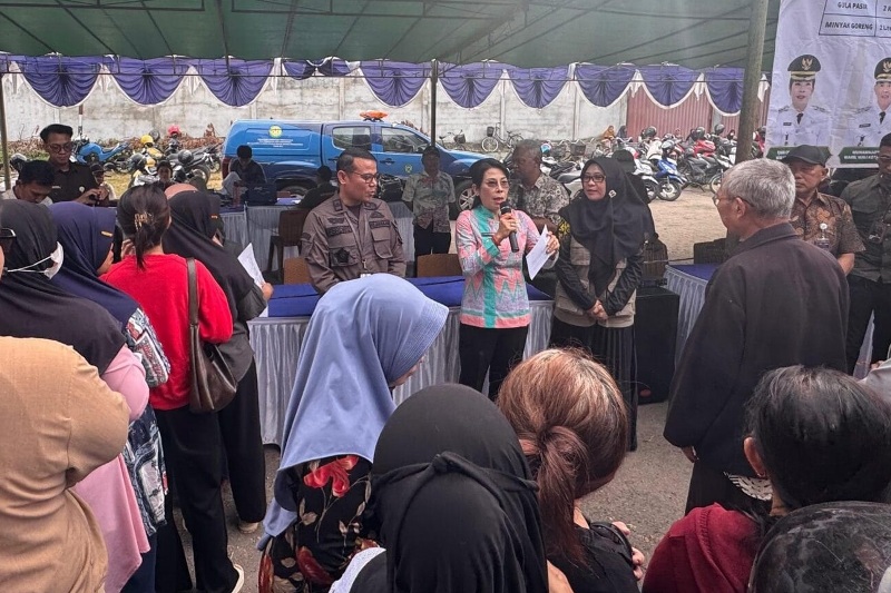 Wali Kota Singkawang Tjhai Chui Mie memantau langsung jalannya operasi pasar murah di Terminal Pasiran, Jalan Stasiun, Kota Singkawang.