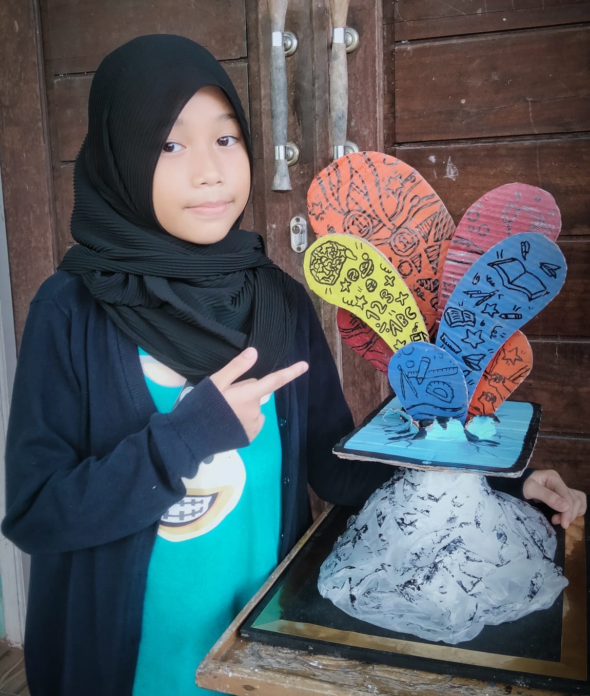 KARYA : Almira Asyiqia Shidqy berfoto dengan karyanya berjudul "Aku Bebas" yang akan dipamerkan di ajang Kids Biennale Indonesia 2025 di Galeri Nasional Jakarta.