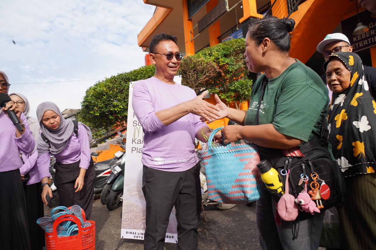BAGI TAS: Wali Kota Pontianak Edi Rusdi Kamtono membagikan tas belanja dari anyaman secara gratis kepada pengunjung Pasar Kemuning.