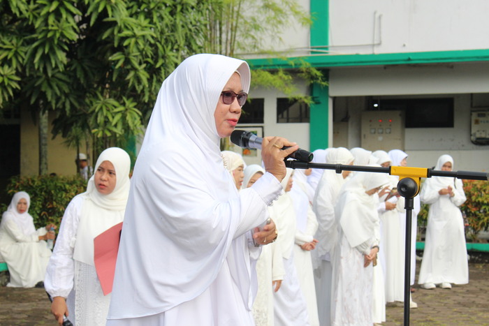 Kepala SD Muhammadiyah 2 Pontianak. Hj. Yumi Pariyanti, S.Pd saat menyampaikan sambutan pada pembukaan manasik haji.