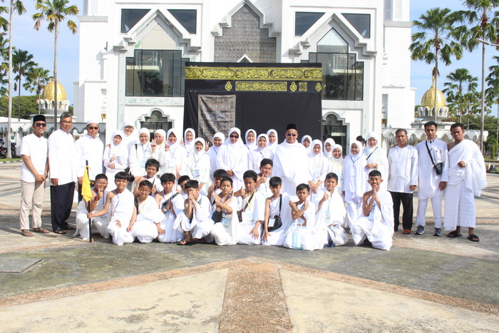 Siswa/i SD Muhammadiyah 2 dan SMP Muhammadiyah 1 Pontianak, guru dan Kepsek foto bersama Ketua Majelis Dikdasmen PWM Kalbar Dr. Amrazi Zakso, M.Pd  usai manasik haji Sabtu pagi (14/6).