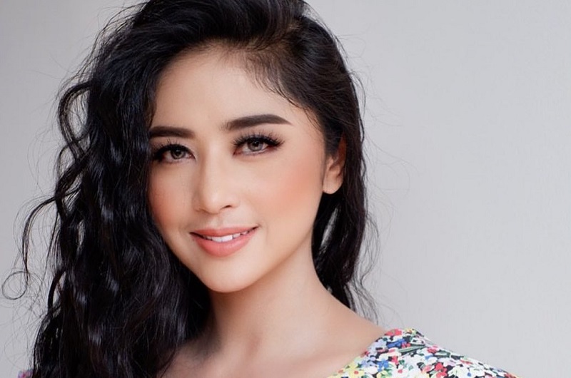 Dewi Perssik.