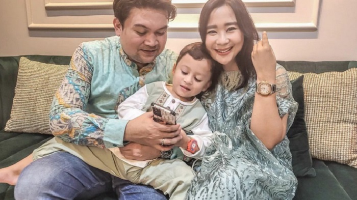 Chikita Meidy berasma suami dan anaknya.