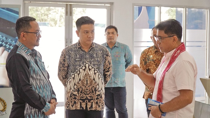 DIALOG : Anggota Komisi XIII DPR RI, Franciscus Maria Agustinus Sibarani, berdialog dengan Kepala Kantor Imigrasi Ketapang, Benny Septiyadi, Jumat (13/6) lalu.