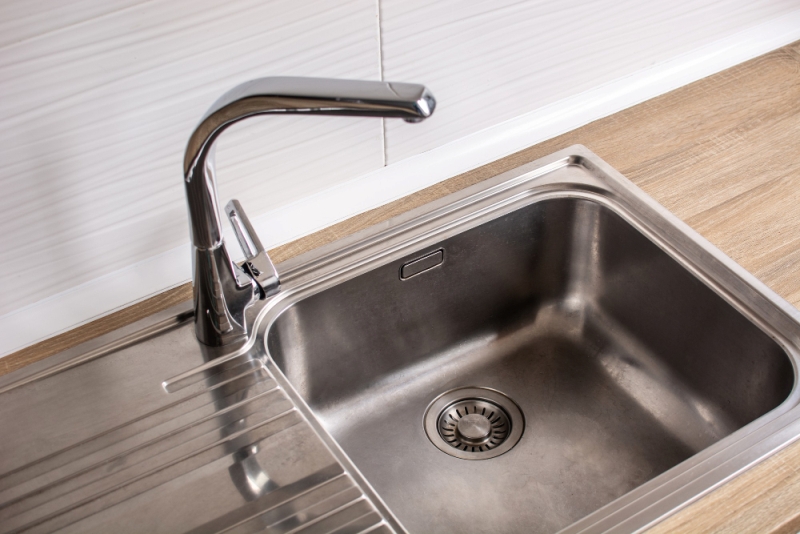 Cara membersihkan wastafel cuci piring berbahan stainless steel.