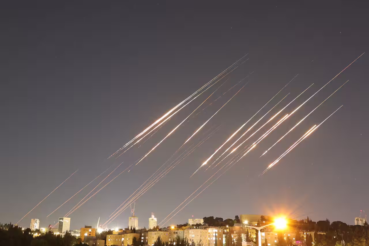 MISIL: Israel kembali memborbardir Iran lewat misil lintas negaranya.