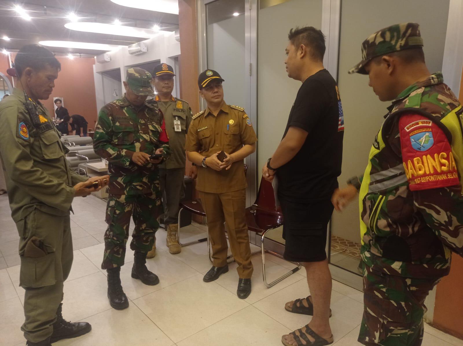SOSIALISASI: Camat Pontianak Tenggara, M Yatim menyampaikan sosialisasi kepada pemilik kafe terkait pemberlakuan Perwa Nomor 22 tahun 2025 tentang Pembatasan Jam Malam Anak, Sabtu (14/6) malam.