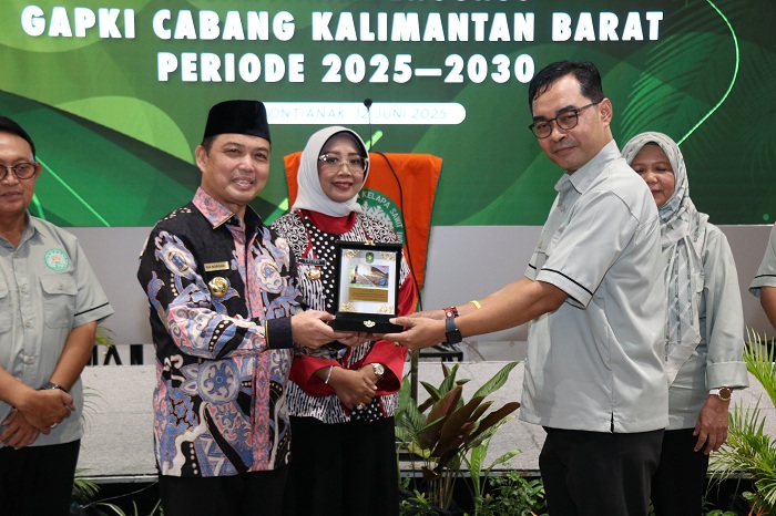 PENGURUS GAPKI: Gubernur Ria Norsan didampingi Ketua TP PKK Kalbar Hj. Erlina saat menghadiri Pelantikan Pengurus Gapki Kalbar Periode 2025-2030 di Hotel Mercure Pontianak, Kamis (12/6).