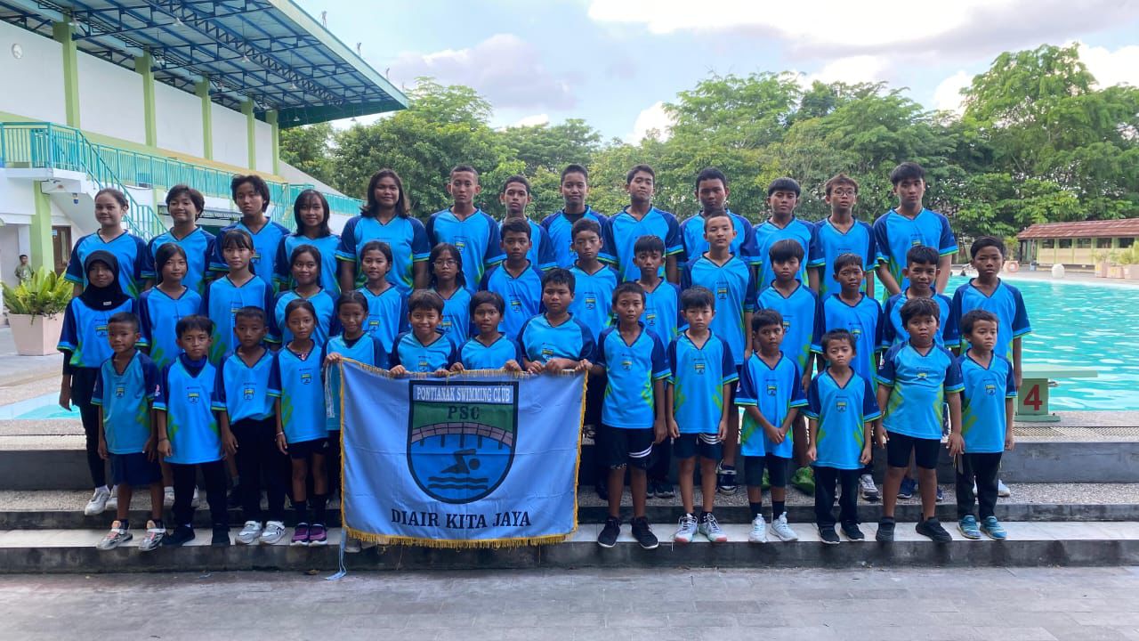 RENANG: Para perenang yang tergabung dalam Pontianak Swimming Club berfoto bersama jelang Kejuaraan Swimming Competition 2025 di Kolam Renang JC Oevang Oeray, Pontianak.