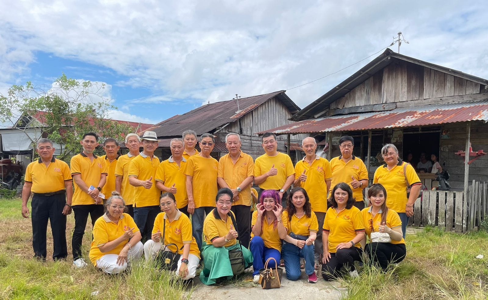 BANTUAN: Pengurus Komunitas  Insan Bahagia/ Xing Fu saat menyalurkan bantuan kepada warga yang membutuhkan.