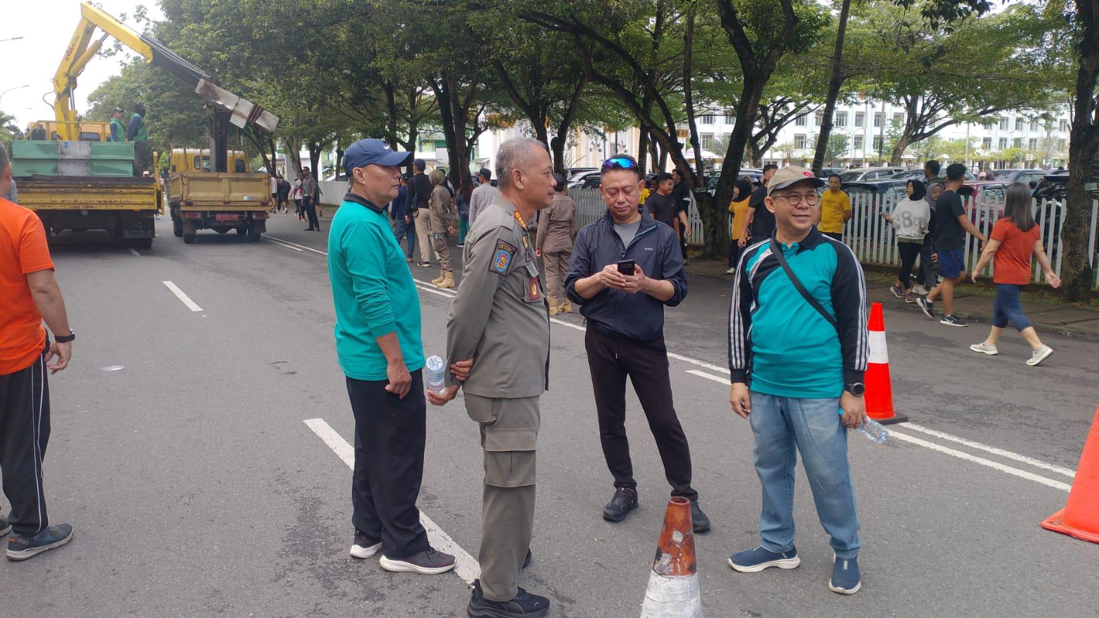 PANTAU: Wali Kota Pontianak Edi Rusdi Kamtono (jaket hitam) turun langsung memantau proses pembongkaran papan reklame di Pontianak, Minggu (15/6) pagi.