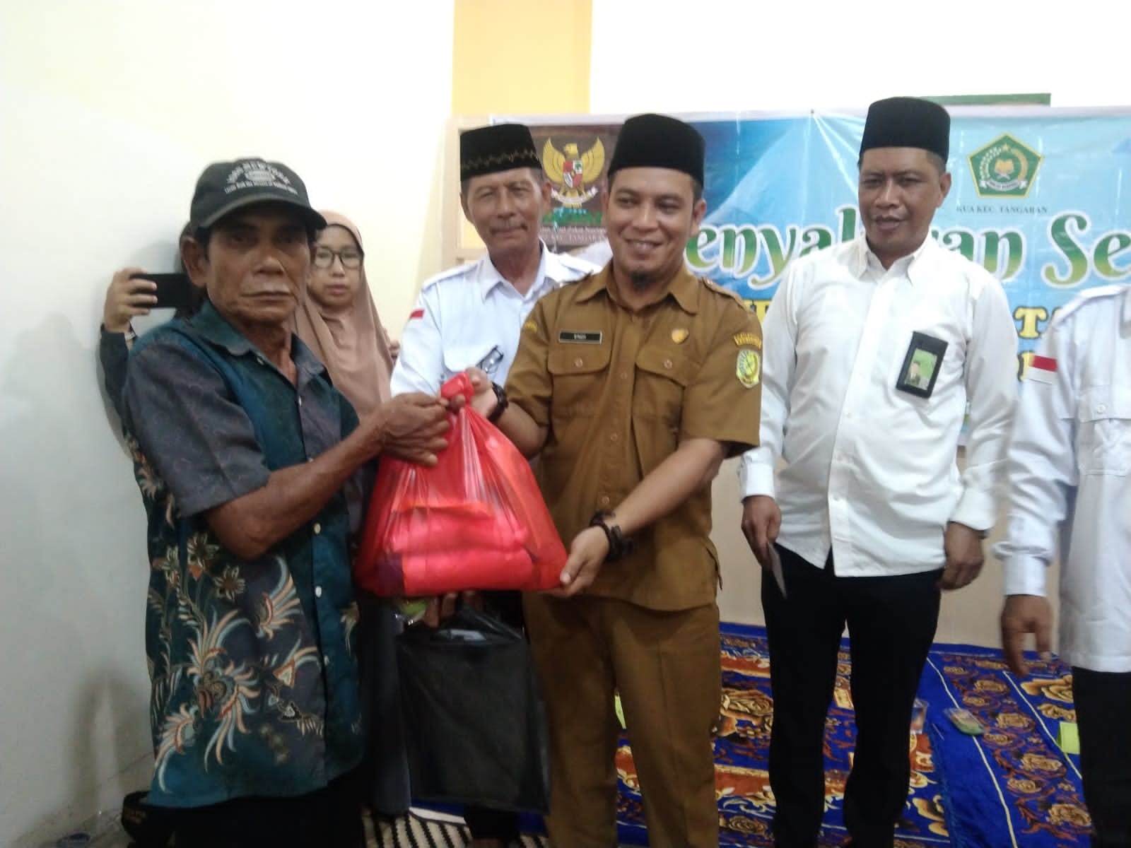 BANTUAN: Prosesi penyaluran bantuan kepada warga yang memerlukan di Kecamatan Tangaran