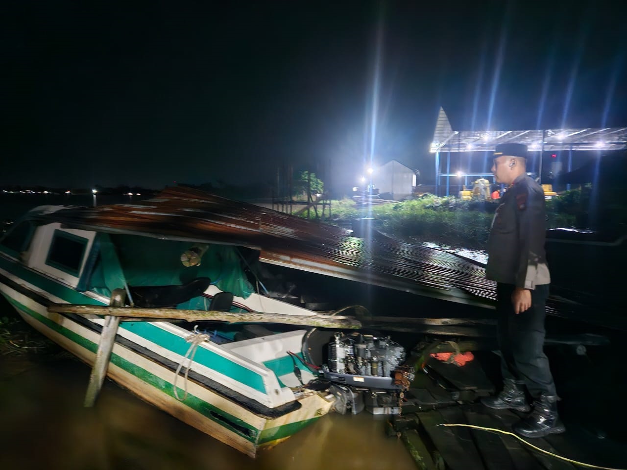 RUSAK: Tongkang yang lepas kendali menghantam pangkalan speed milik warga di Dusun Merdeka, Desa Limbung, Kecamatan Sungai Raya, Sabtu (14/6).