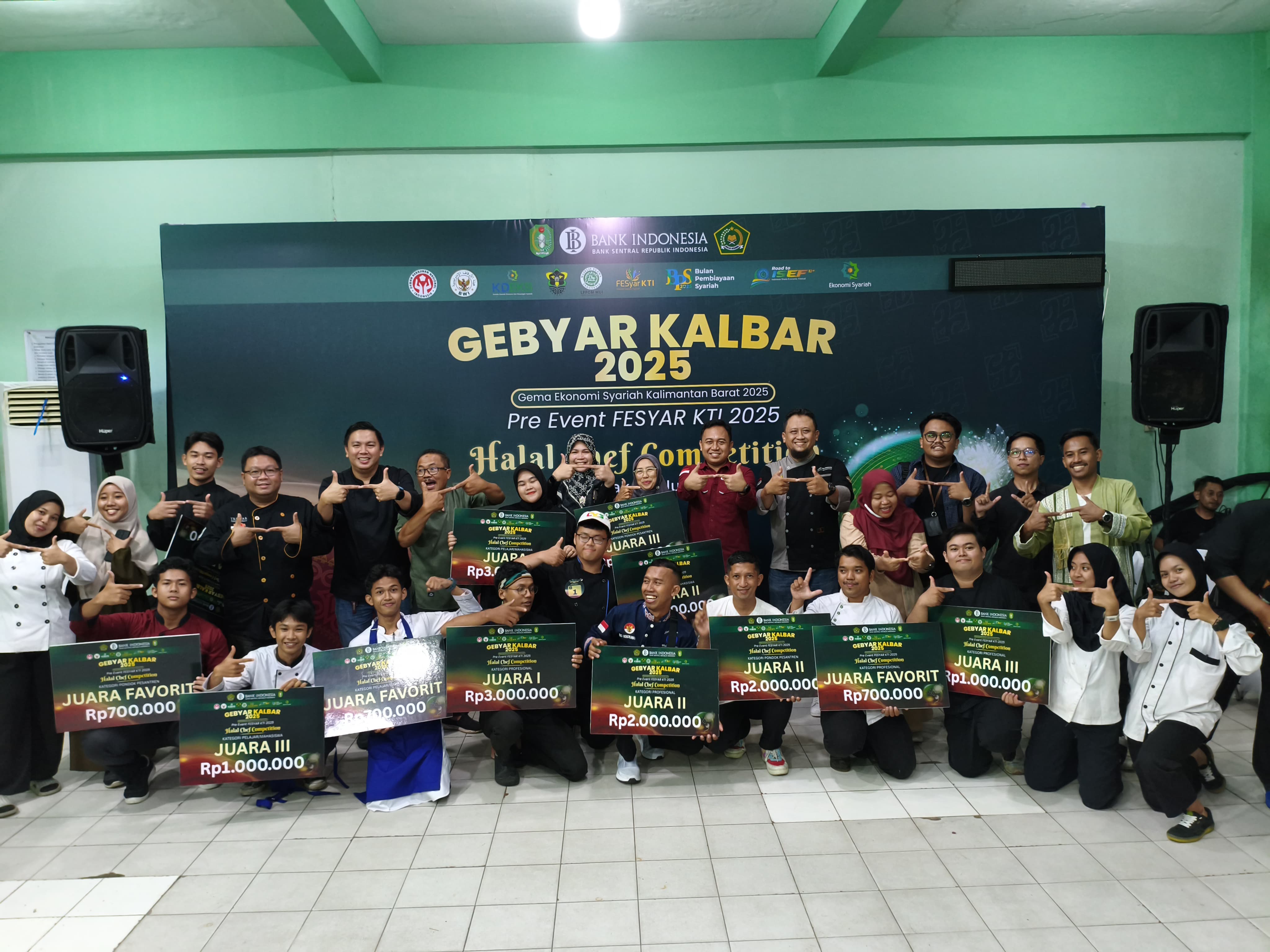 Para pemenang Halal Chef Competition 2025 berfoto bersama seusai penyerahan hadiah. Mereka akan mewakili Kalbar dalam ajang FESyar KTI dan ISEF 2025.