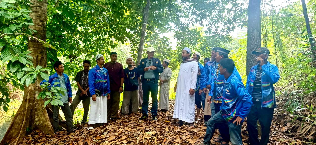 Pokdarwis Sinjan dikukuhkan H Subhan Nur, Anggota DPRD Kalbar saat kegiatan reses di Kecamatan Paloh Kabupaten Sambas