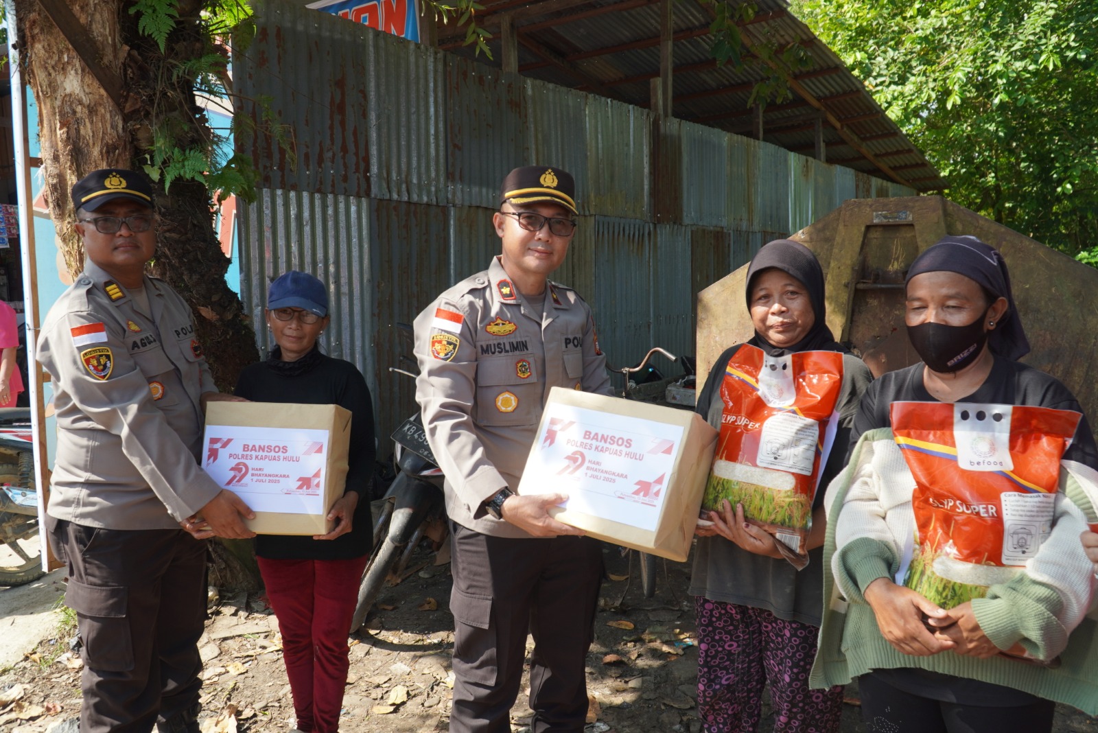 BANSOS: Waka Polres Kapuas Hulu saat menyalurkan Bansos dalam peringatan ke-79 Hari Bhayangkara.