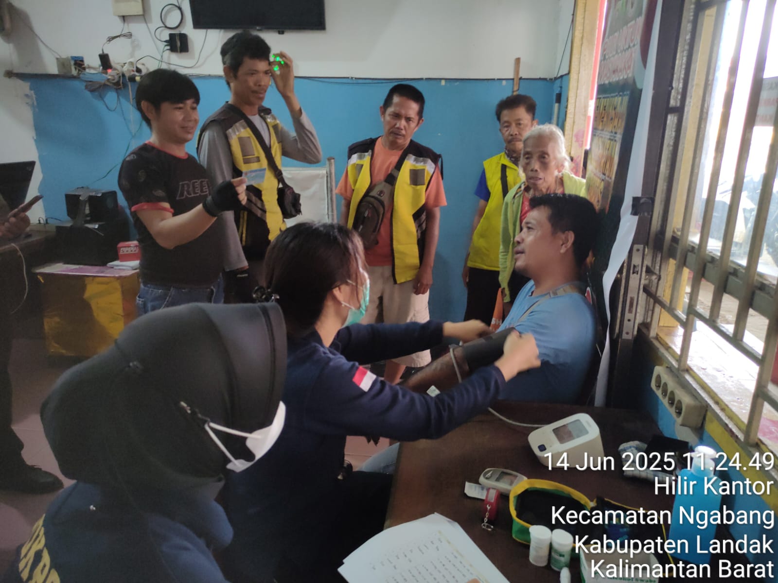 GRATIS: Polres Landak saat memberikan layanan kesehatan gratis kepada para pengemudi, sopir taksi, ojek online, ojek pengkolan dalam rangka menyambut HUT Bhayangkara.