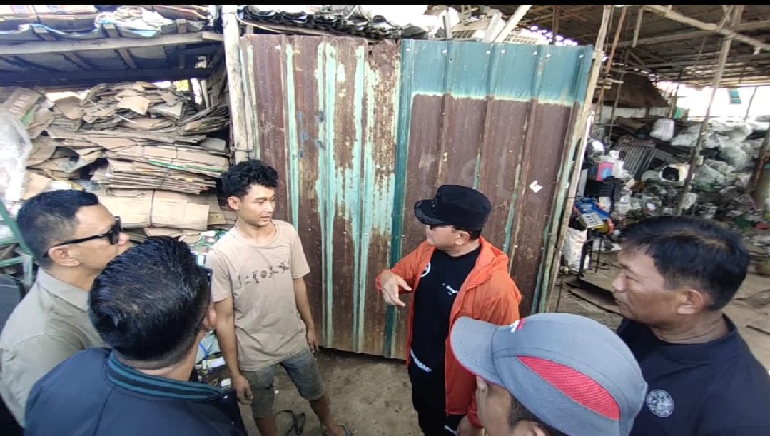 SIDAK: Bupati Kubu Raya, Sujiwo, saat melakukan sidak ke penampungan barang bekas di Jalan Trans Kalimantan, Desa Jawa Tengah, Kecamatan Sungai Ambawang, Senin (16/6).