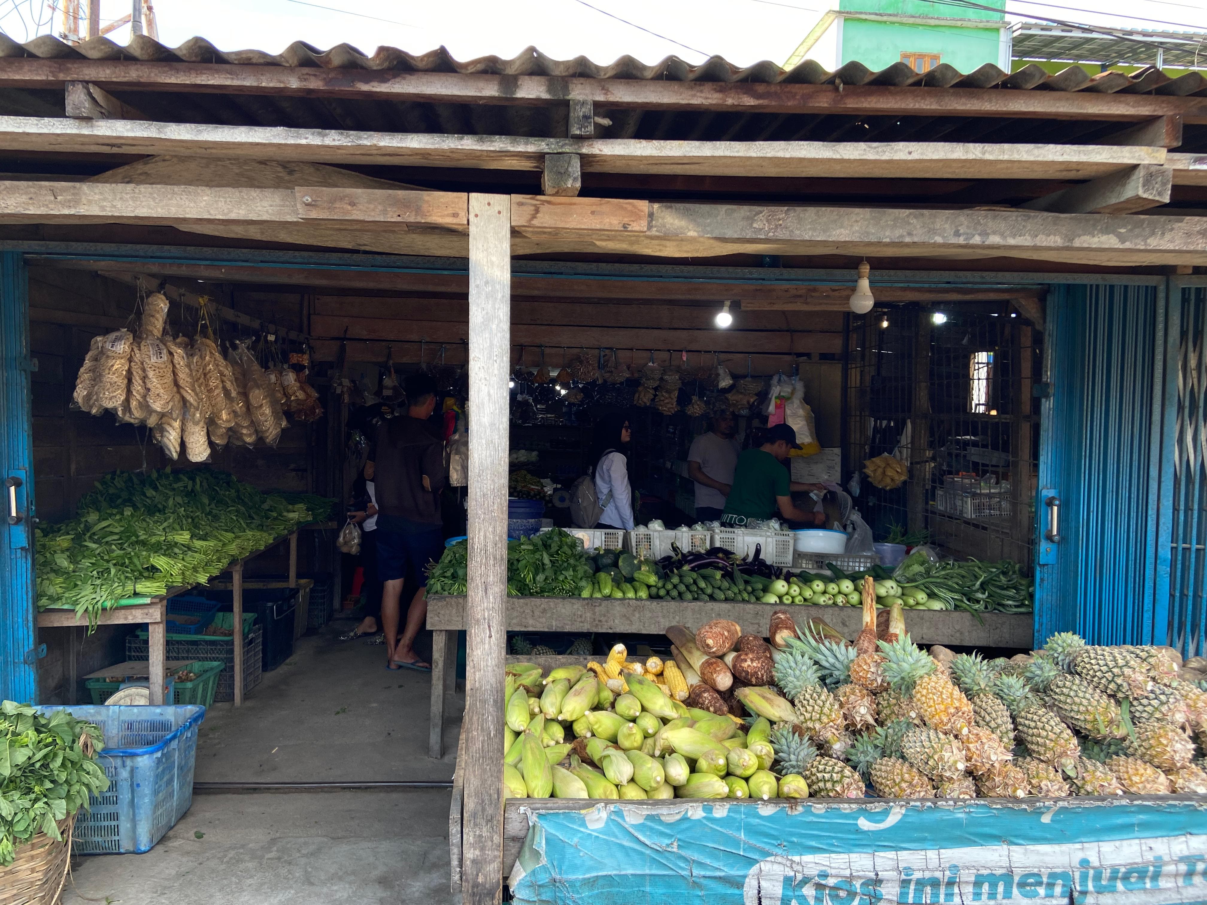 PASAR: Aktivitas di sebuah warung di Pasar Tugu BI, Sintang.