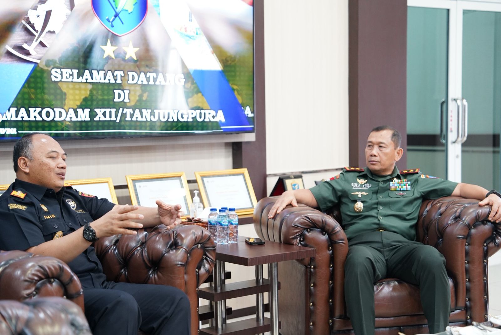 PAMIT: Pangdam XII Tanjungpura, Mayjen TNI Jamallulael menerima kunjungan silaturahmi dan pamitan dari Kepala Kanwil DJBC Kalimantan Bagian Barat, Imik Eko Putro, di Lobby Kehormatan Makodam XII/Tpr.