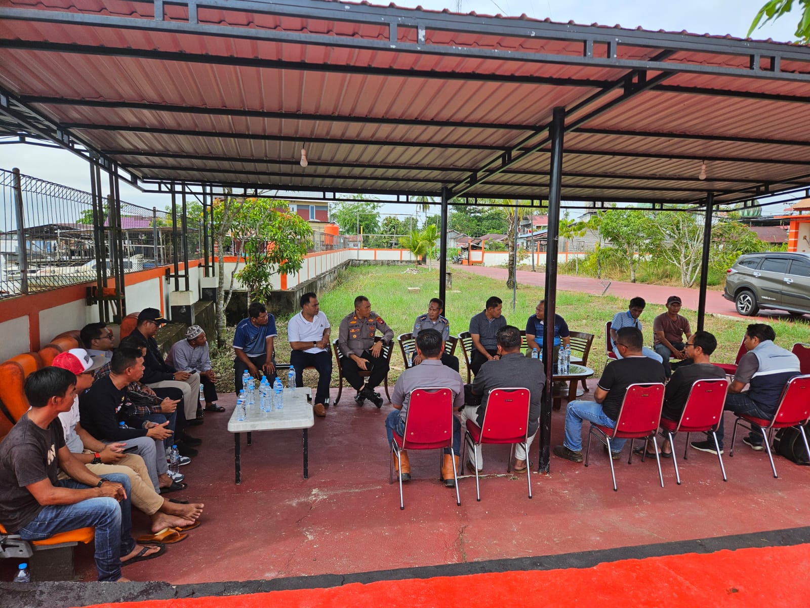 MEDIASI: Polsek Sungai Raya memfasilitasi mediasi antara PT Sinar Mas Sukses dan para korban terdampak laka air di Pendopo Kantor SAR Pontianak, Minggu (15/6).