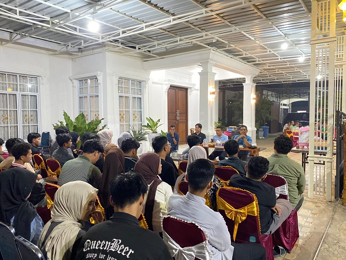 SERAP ASPIRASI: Suasana diskusi antara mahasiswa dengan Bupati Sambas.