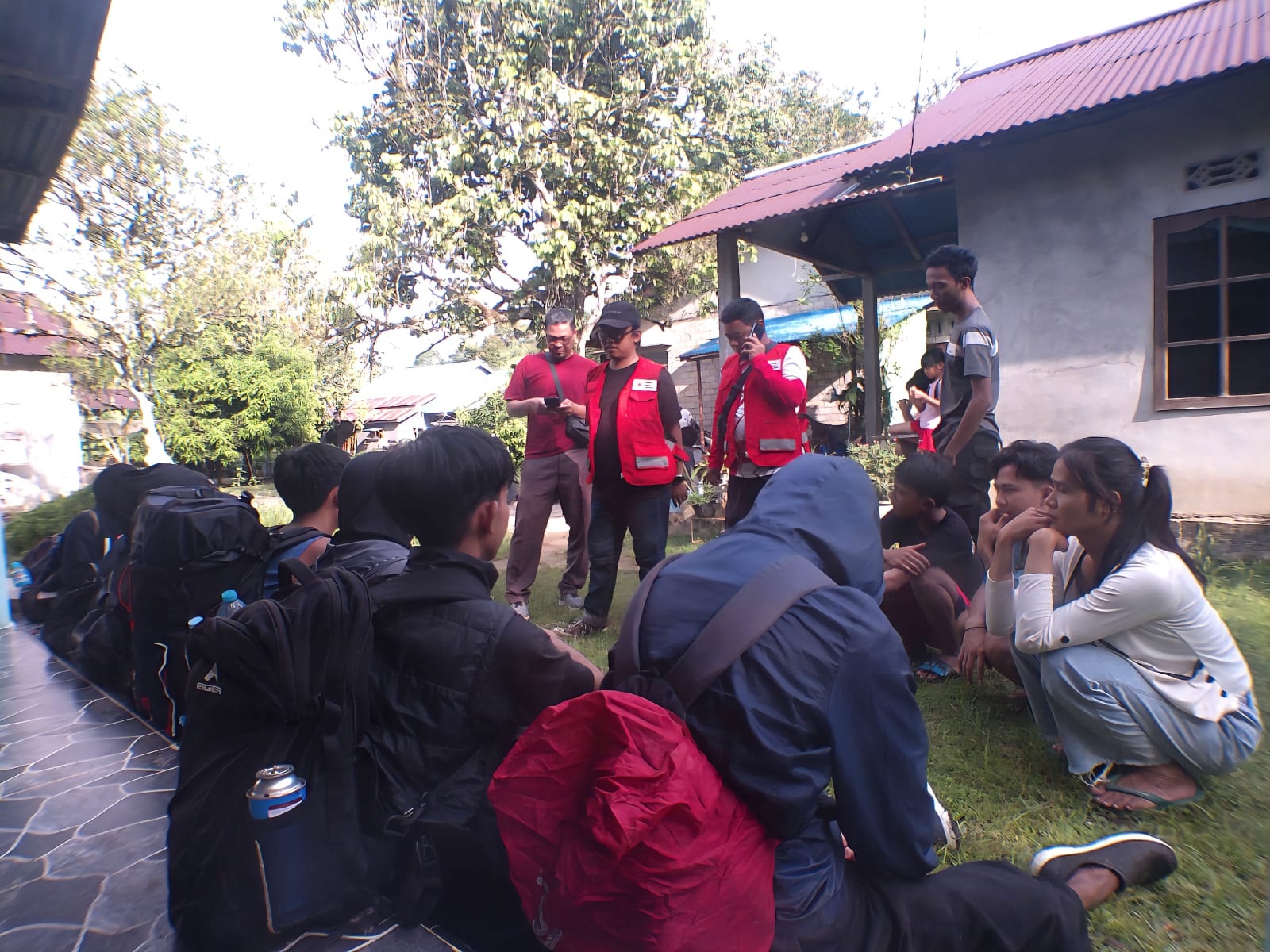 EVAKUASI: Delapan remaja pendaki yang tersesat diamankan di pemukiman masyarakat, usai dievakuasi oleh PMI Mempawah dan warga.