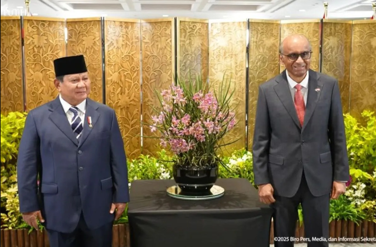 SIMBOL DIPLOMASI: Tangkapan layar - Presiden Prabowo Subianto (kiri) dan Presiden Tharman Shanmugaratnam (kanan) berfoto dengan bunga anggrek yang menjadi simbol diplomasi Singapura di Parliament Hous