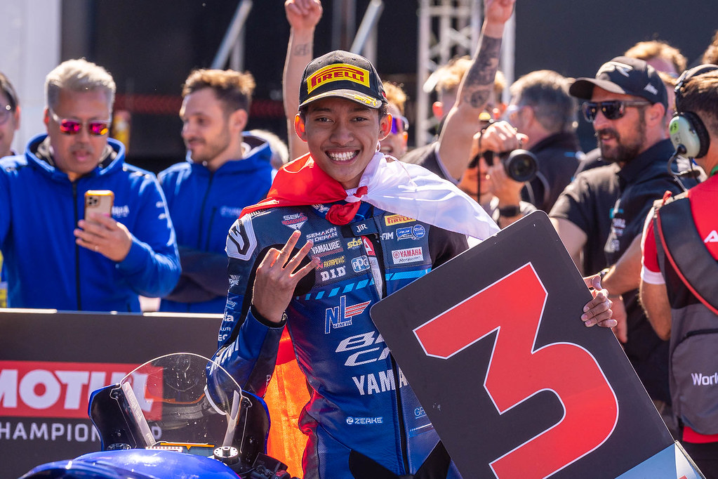 Arai Agaska meraih podium 3  race 1 seri 1 FIM R3 BLU CRU World Cup 2025 di sirkuit Portimao Portugal