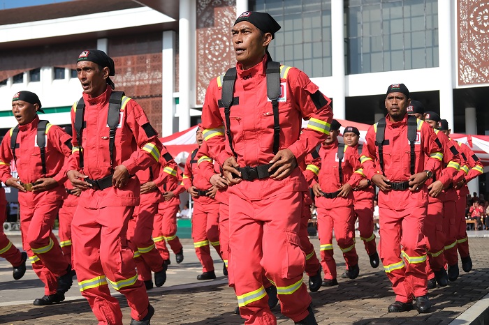 Sejumlah personel Manggala Agni Kalbar mengikuti Apel Kesiapsiagaan Karhutla Nasional 2025 di Kantor Gubernur Kalimantan Barat, Kamis (5/6/2025). Kementerian Kehutanan menetapkan 52 desa di 12 kabupaten di Kalimantan Barat sebagai daerah sasaran pencegaha