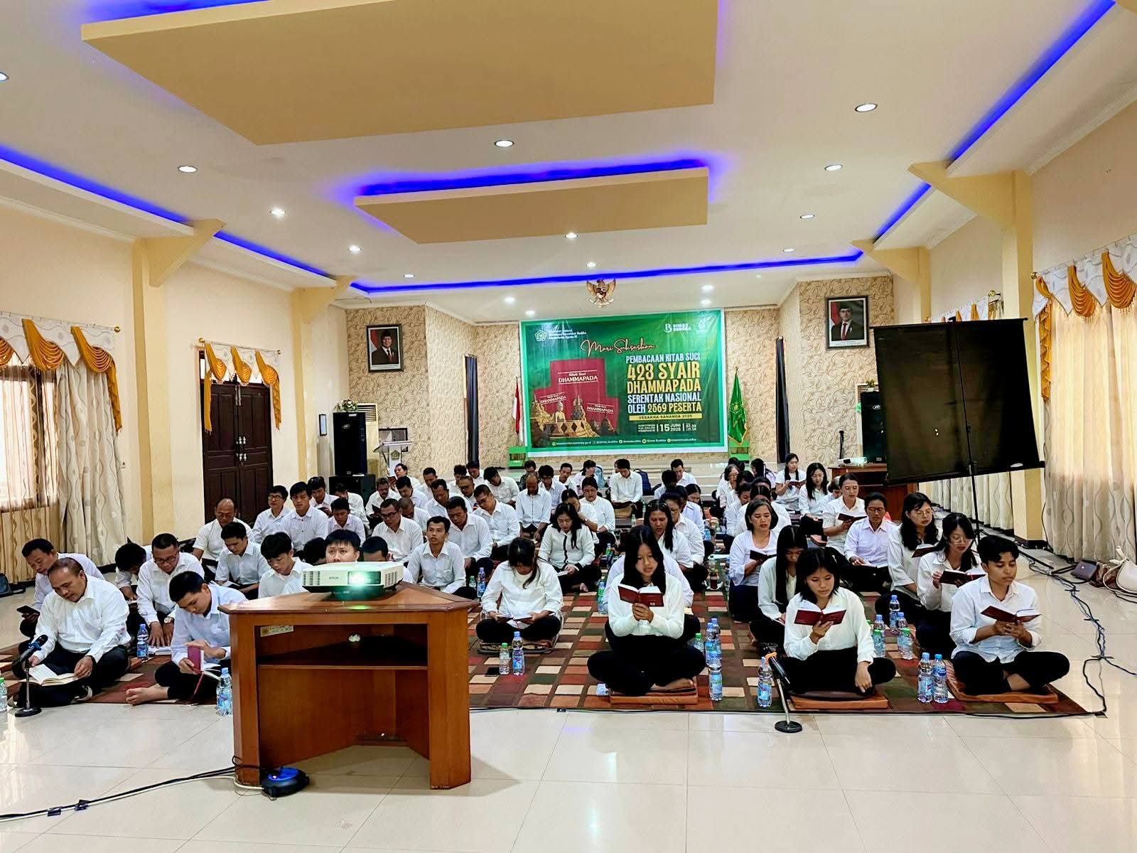 MEMBACA: Umat Buddha di Kalbar mengikuti kegiatan pembacaan Kitab Suci 423 Syair Dhammapada yang digelar serentak se-Indonesia.
