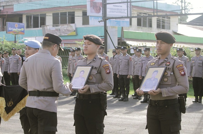 PECAT : Kapolres Ketapang, AKBP Setiadi, mencoret dua foto anggota Polres yang di-PTDH, Senin (16/6).