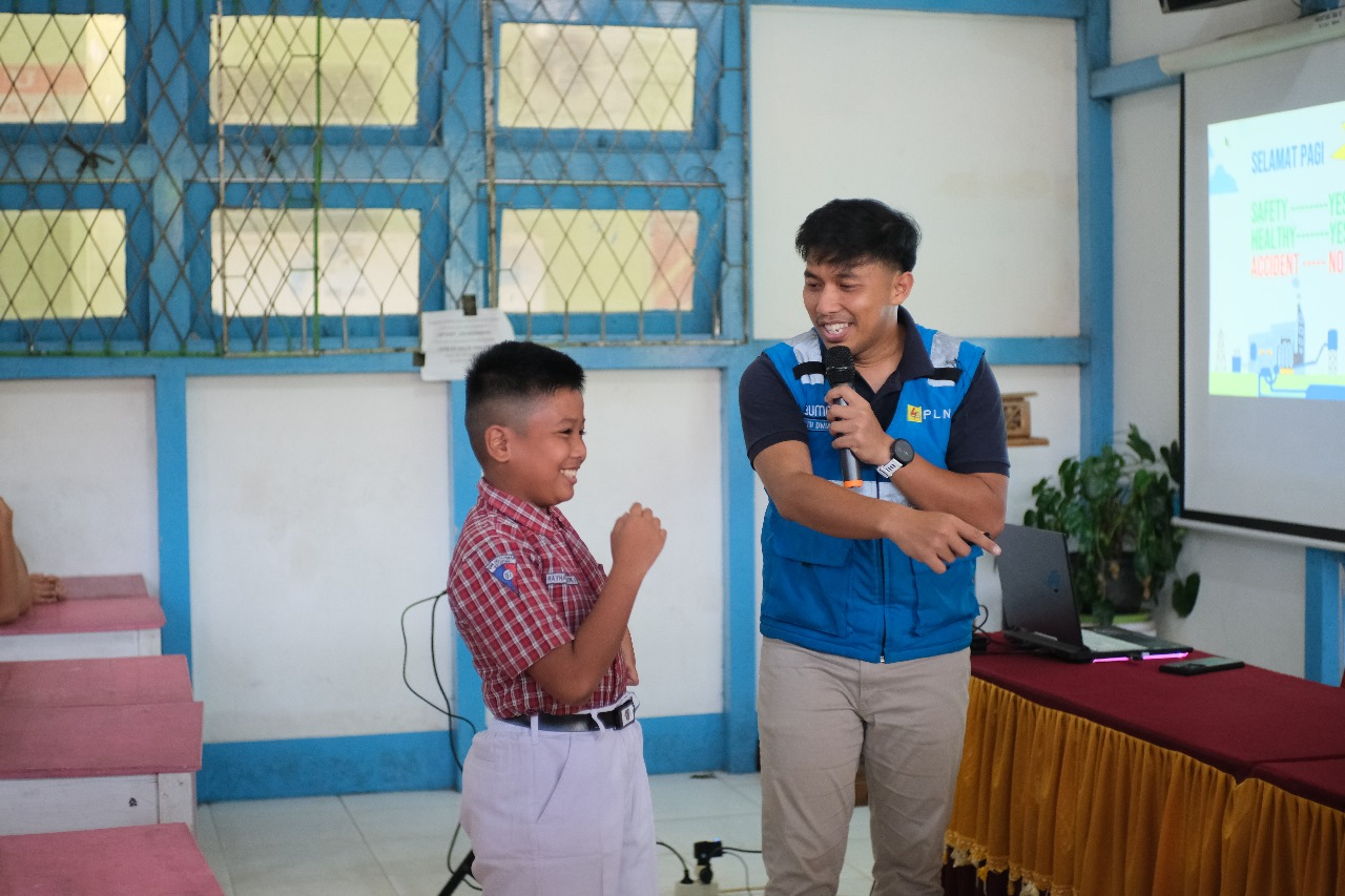 EDUKASI: PLN melakukan edukasi secara langsung kepada siswa-siswi SDN 7 Delta Pawan, Ketapang pada Rabu 11 Juni 2025,