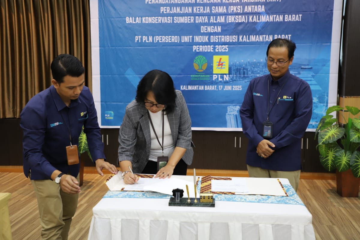 Kepala Balai Konservasi Sumber Daya Alam (BKSDA) Provinsi Kalimantan Barat, Murlan Dameria Pane, S.Hut., M.Si., menandatangani Perjanjian Kerja Sama (PKS).