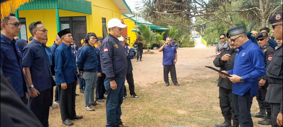 Ketua DPW Nasdem Kalbar H Syarief Abdullah saat lantik ketua dan Pengurus DPD Nasdem Sambas dan seliruh DPC kecamatan di pantai yang ada di Temajuk Paloh.