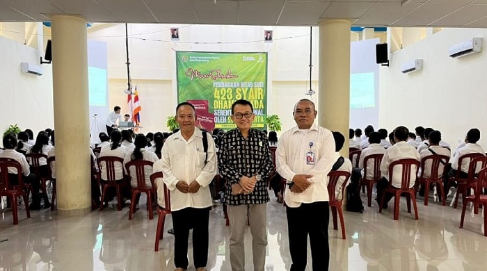 MONITORING: Kepala Kantor Kementerian Agama Kota Singkawang Muhlis saat melakukan monitoring dalam acara pembacaan Kitab Suci Dhammapada secara serentak se-Indonesia.
