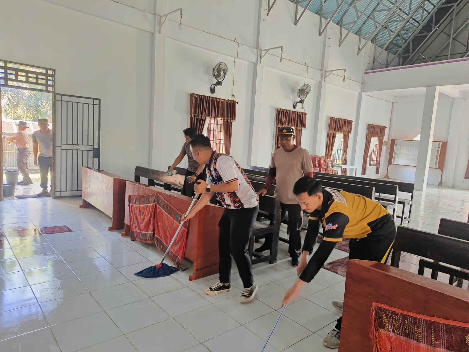 BAKTI : Dalam rangka menyambut Hari Bhayangkara, Polres Landak melakukan bakti religi di sejumlah rumah ibadah di Kecamatan Ngabang.
