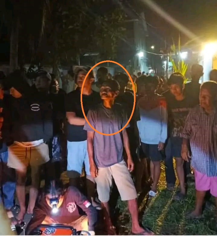 PURA-PURA: Tersangka UA alias AB, yang diduga sebagai pembunuh Rafa Fauzan di Jalan RA Kartini Gang Kapas, Kelurahan Sekip Lama, Kecamatan Singkawang Tengah ikut serta saat proses pencarian korban.