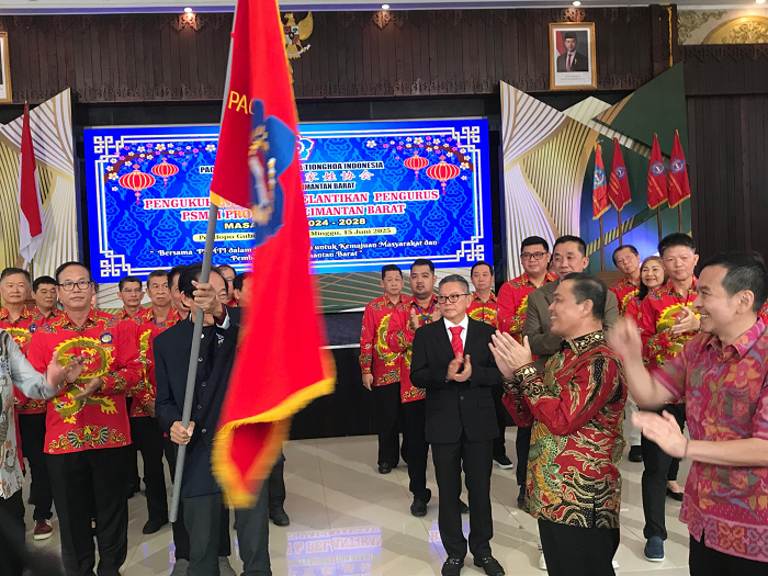 PELANTIKAN: Gubernur Kalimantan Barat menghadiri pengukuhan dan pelantikan pengurus Paguyuban Sosial Marga Tionghoa Indonesia Kalbar di Pendopo Gubernur, Minggu (15/6).
