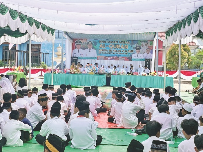 GENERASI RELIGIUS: Kegiatan khatam Alquran yang dipusatkan di Kantor Camat Tangaran.