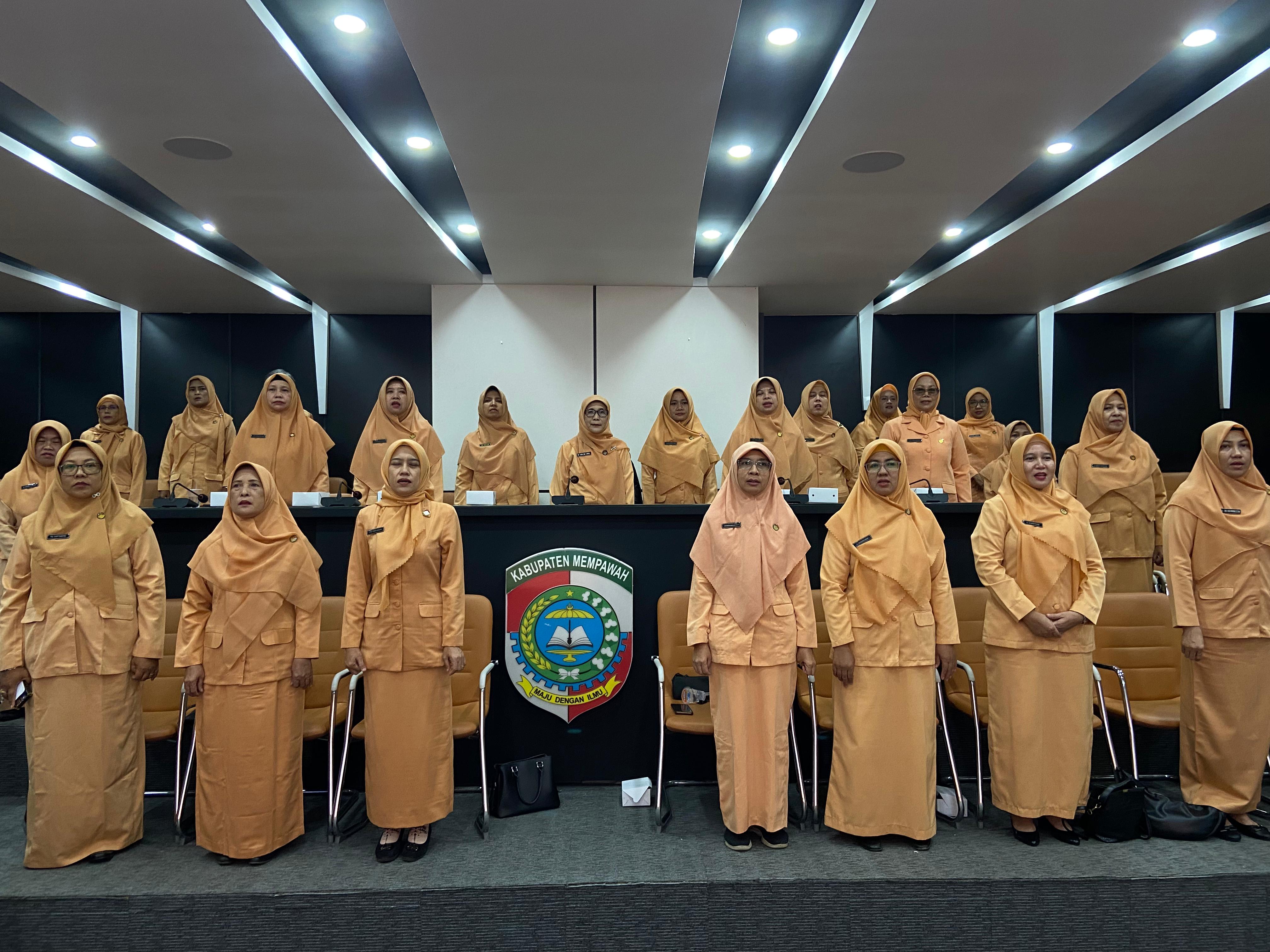 DARING: Pengurus DWP Kabupaten Mempawah saat mengikuti pelantikan secara daring.