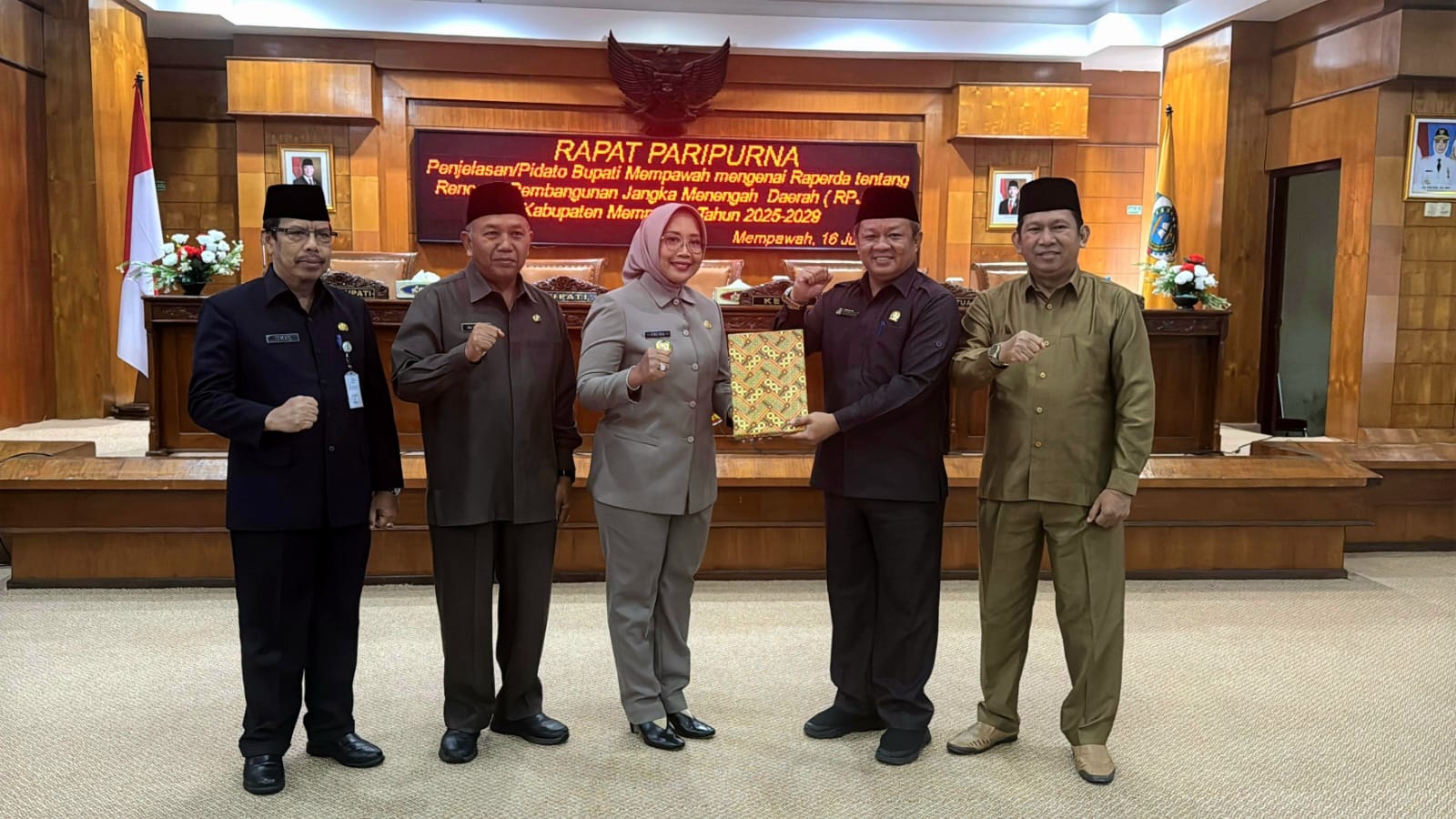 SERAH: Penyerahan Raperda tentang RPJMD Kabupaten Mempawah tahun 2025-2029