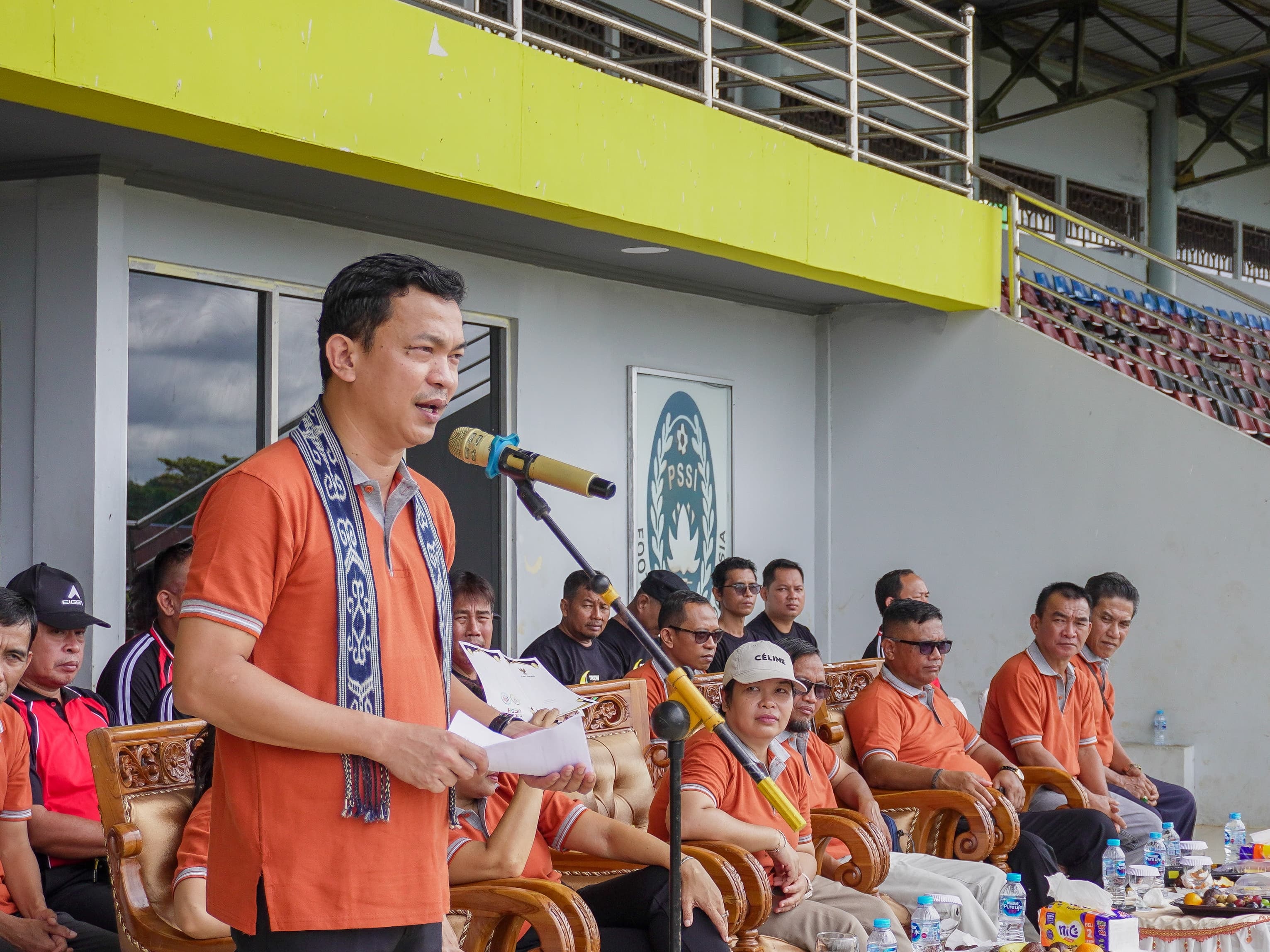PEMBUKAAN: Lomba Ajang Talenta tingkat SD/MI dan SMP/MTs se-Kabupaten Sintang tahun 2025 resmi dibuka oleh Wakil Bupati Sintang, Florensius Ronny di Stadion Baning Sintang pada Selasa, (17/6).