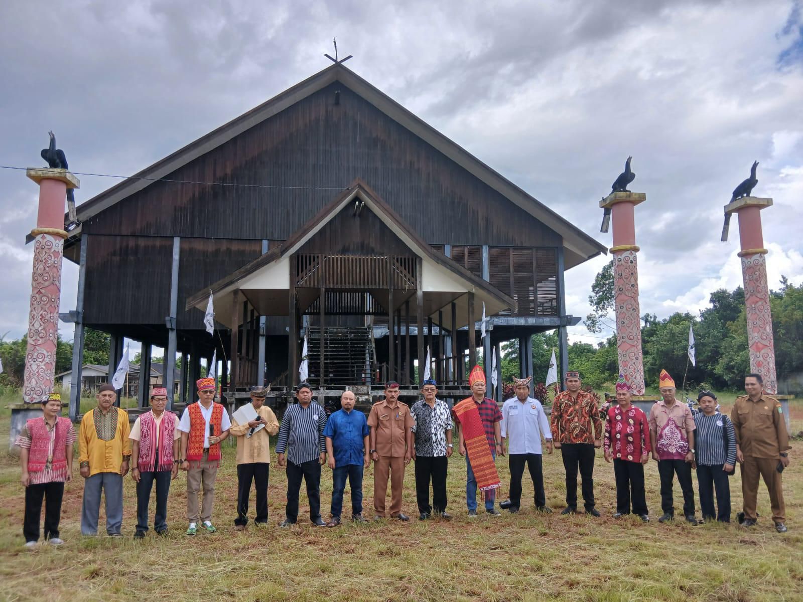 PERNYATAAN SIKAP: Perwakilan dari berbagai organisasi etnis memberikan pernyataan sikap atas dugaan penghinaan kepada Bupati Ketapang, Senin (16/6).