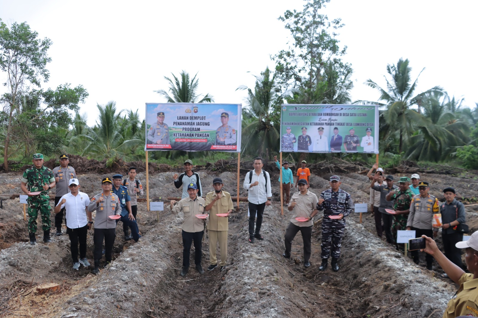 TANAM JAGUNG: Penanaman jagung secara simbolis di Desa Satai Lestari, Kecamatan Pulau Maya, Kabupaten Kayong Utara, sebagai bagian dari Gerakan Ketahanan Pangan.